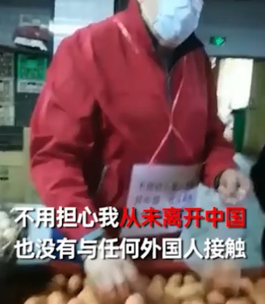 外国男子在中国超市买菜胸口挂牌子 上边的字让人笑喷！